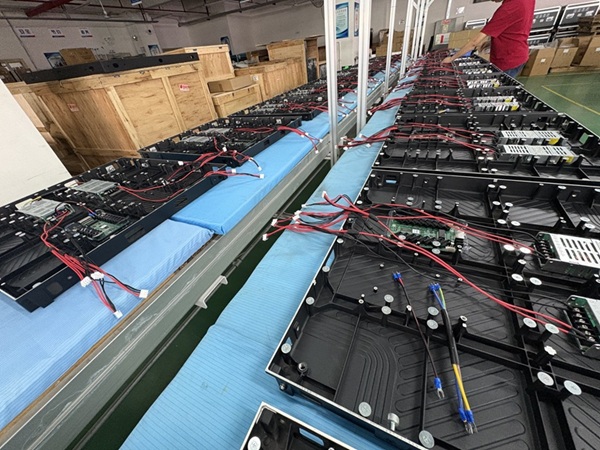 华邦瀛室内P2压铸铝箱体LED显示屏,车间组装生产